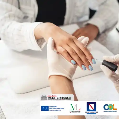 Cura ricostruzione decorazione unghie