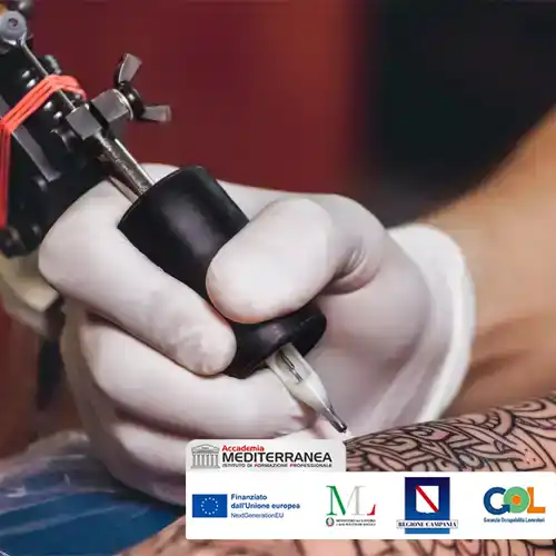 Operatore di tatuaggio e piercing